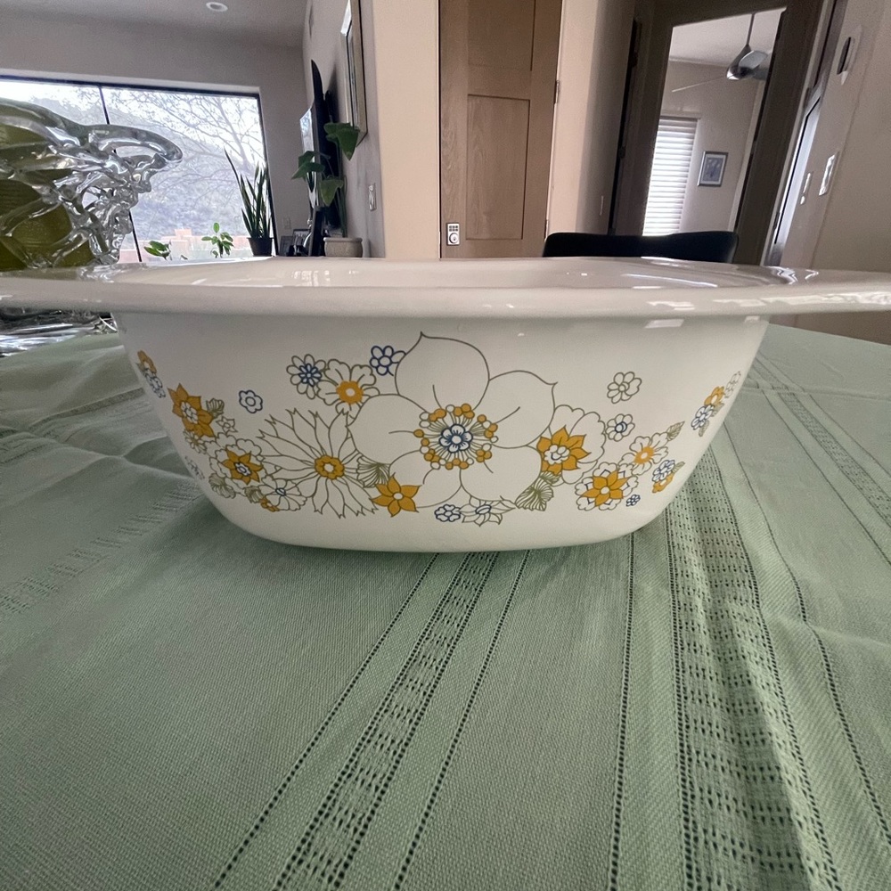 Corningware  4 qt. Dutch oven floral bouquet pattern.